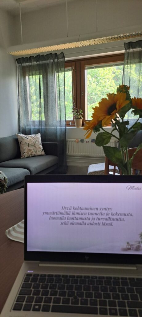 Koulutusdia kannettavan näytöllä valoisassa huoneessa